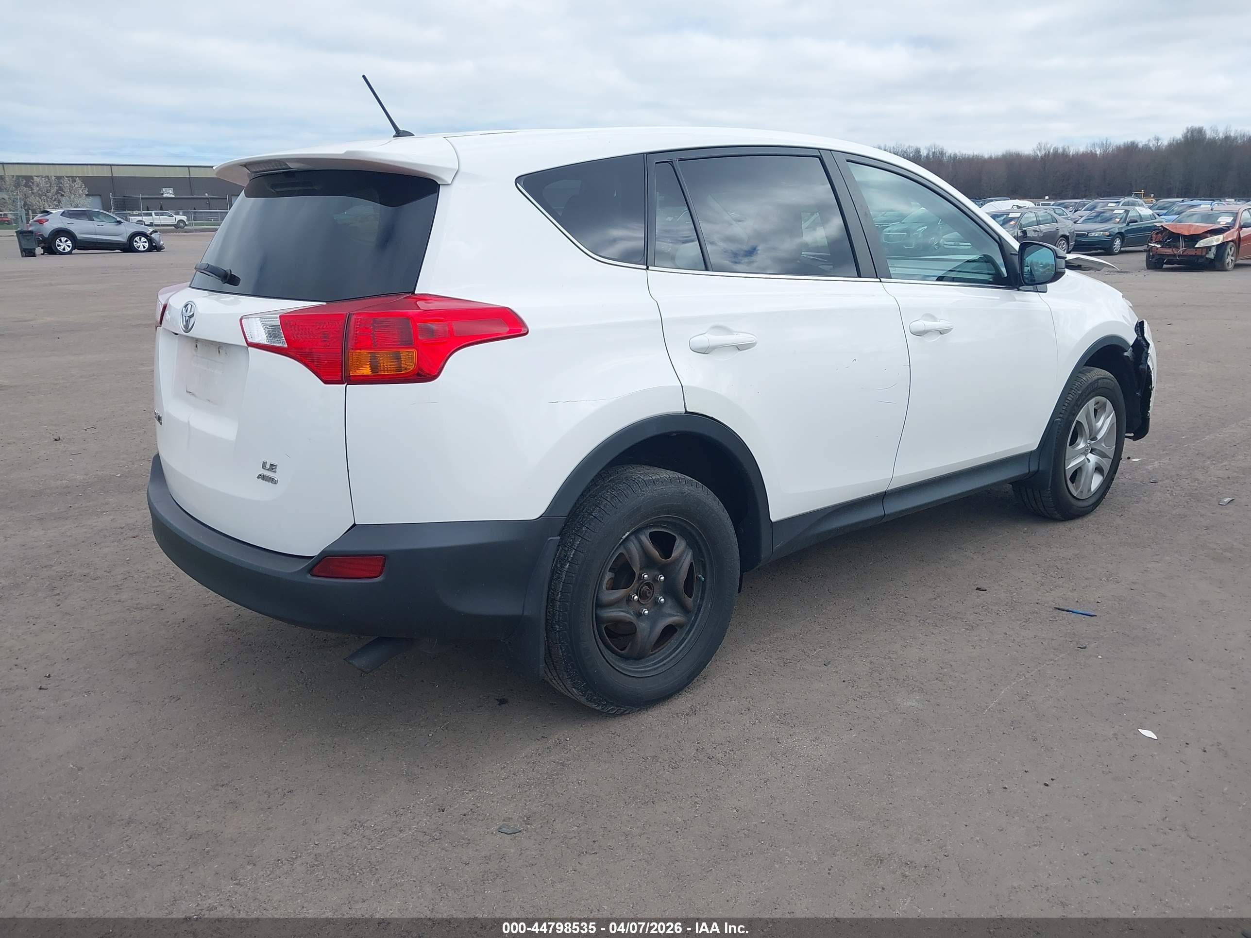 2015 TOYOTA RAV 4 — VIN 2T3BFREV6FW398285 — photo 4